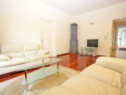 Furnished, exceptionally quiet, 2-bedroom apartment (75m2) in the heart of downtown