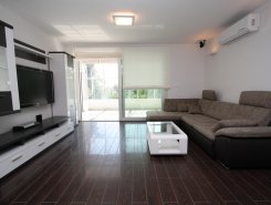 Furnished, 3-bedroom apt (120m2) with a garden (50m2) and a garage