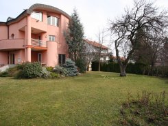 Unfurnished, 3-floor, 8-bedroom house (500m2) with a garden (1100m2)