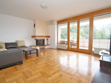 Furnished, 3-bedroom apt (150m2) with a garden (500m2)