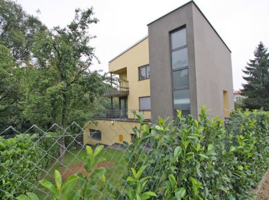 Unfurnished family house (350m2) built in 2007 with a garden (300m2) at the top location