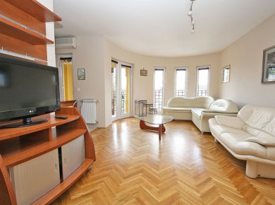 Furnished, 2-bedroom, 2-level apartment (100m2) with a garage and a balcony