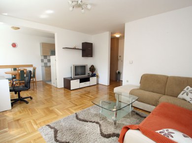 Furnished, 2-bedroom apartment (67m2) with a garage and a balcony