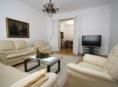 Refurbished, furnished, classic, 3-bedroom apartment (120m2) with a parking space
