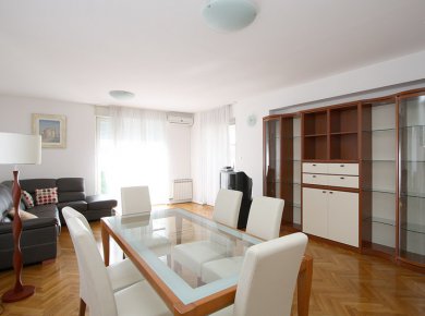 Furnished, 2-bedroom apartment (100m2) with a covered terrace and a garage