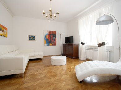Refurbished, un/furnished, 2-bedroom apt (100m2) with a terrace and 2 parking spaces