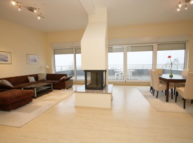 Un/furnished, 3-bedroom penthouse (150m2) with 2 terraces (40 and 30 m2), garden (400m2), pool and 2 parking spaces