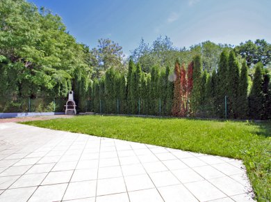 Furnished, refurbished, 2-bedroom apt (93m2) with a garden (200m2) and 2 parking spaces