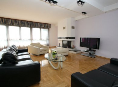 Furnished, 3-bedroom apt (150m2) with a garden, terrace and a parking space