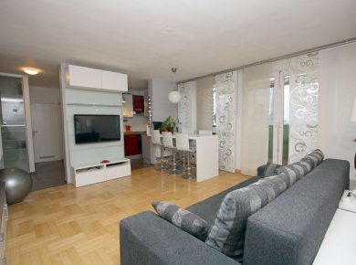 Refurbished, furnished, 1-bedroom apt (50m2) with a covered terrace and a parking space