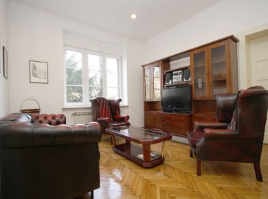 Furnished, refurbished, 2-bedroom apt (100m2) with a parking space