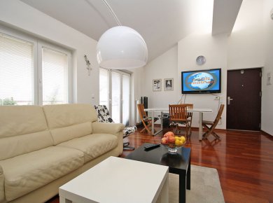 Newly refurbished and furnished, 2-bedroom penthouse (100m2)