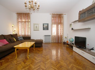 Furnished, 1-bedroom apt (60m2) in the heart of town