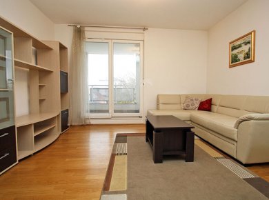 Furnished, 2-bedroom apt (90m2) with a balcony and a garage
