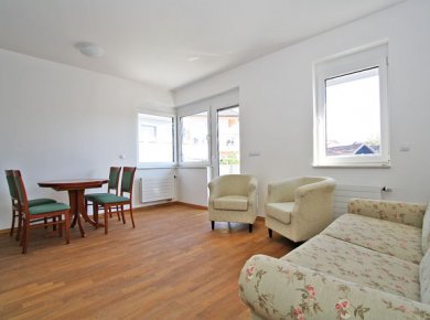 Furnished, 1-bedroom apt (61m2) with a parking space and a balcony