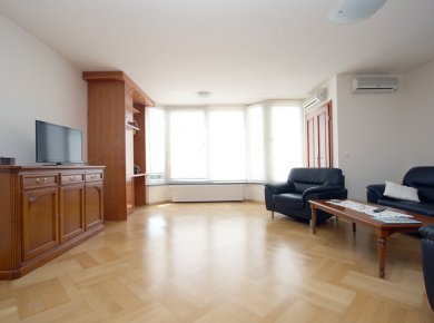 Furnished, 2-bedroom apt (100m2) with a parking space