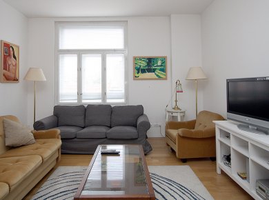 Furnished, refurbished, 2-bedroom apt (85m2) with a balcony located in the heart of town