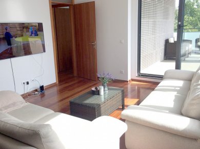 Furnished, 3-bedroom apt (110m2) with a terrace (25m2) and 2 parking spaces