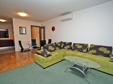 Furnished, 2-bedroom apt (63m2) with a garage