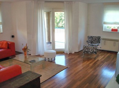 Furnished, 2-bedroom apt (85m2) with a balcony and a garage