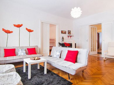 Refurbished and furnished, 2-bedroom apartment (100m2) located in the immediate vicinity of tram and market