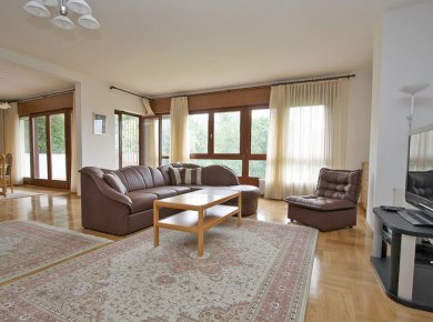 Un/furnished, 3-bedroom apt (150m2) with a garden (200m2), terrace and a parking space