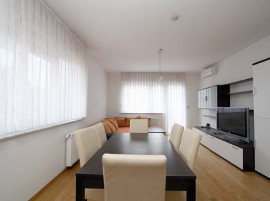 Furnished, 3-bedroom apt (75m2) with a parking space and small garden