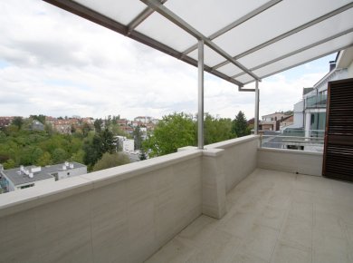 Newly refurbished, furnished, 2-bedroom apt (100m2) with a terrace (20m2) and a parking space
