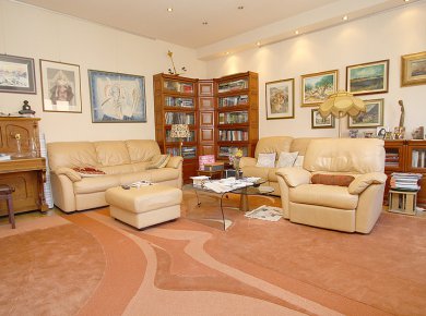 Refurbished, un/furnished, 4-bedroom apartment (160 m2) with a parking space