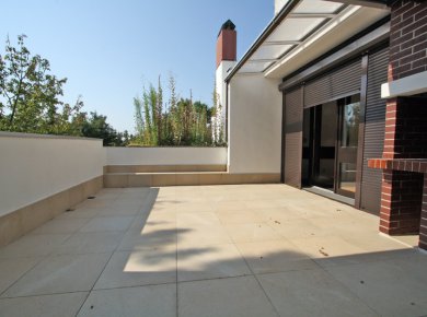 Unfurnished, 3-bedroom apartment (150m2) with a garage and a terrace