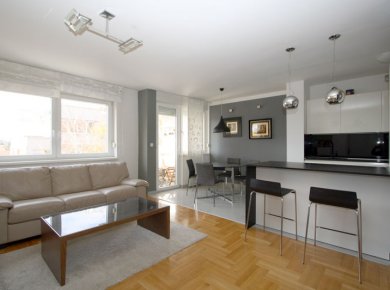 Furnished, 3-bedroom apt (95m2)