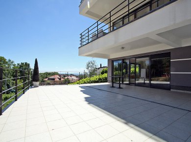 Furnished, 2-bedroom apartment (100m2) with a large terrace