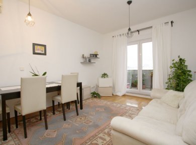 Furnished, 2-bedroom apt (80m2) with a balcony