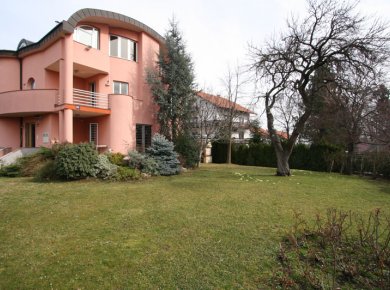 Unfurnished, 3-floor, 8-bedroom house (500m2) with a garden (1100m2)