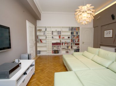Furnished, 4-bedroom apartment (220m2) with a parking space