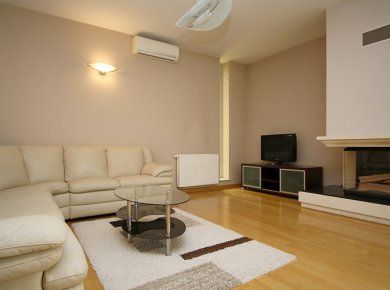 Furnished, 4-bedroom apartment (220m2) with a garden, terrace and a garage