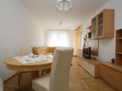 Furnished, 2-bedroom apartment (65m2) with a balcony and a parking space