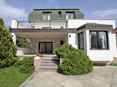 Detached, 5-bedroom house (300m2) with a maintained garden (800m2)