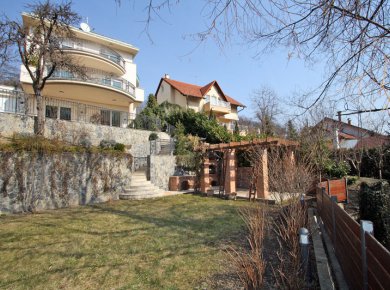 Detached, 4-bedroom house (370m2) with a garden (800m2)