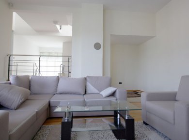 Un/furnished, 5-bedroom apt (250m2) with a double garage and terraces