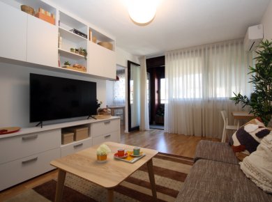 Newly refurbished and furnished, 2-bedroom apt (74m2) with a parking space and two balconies